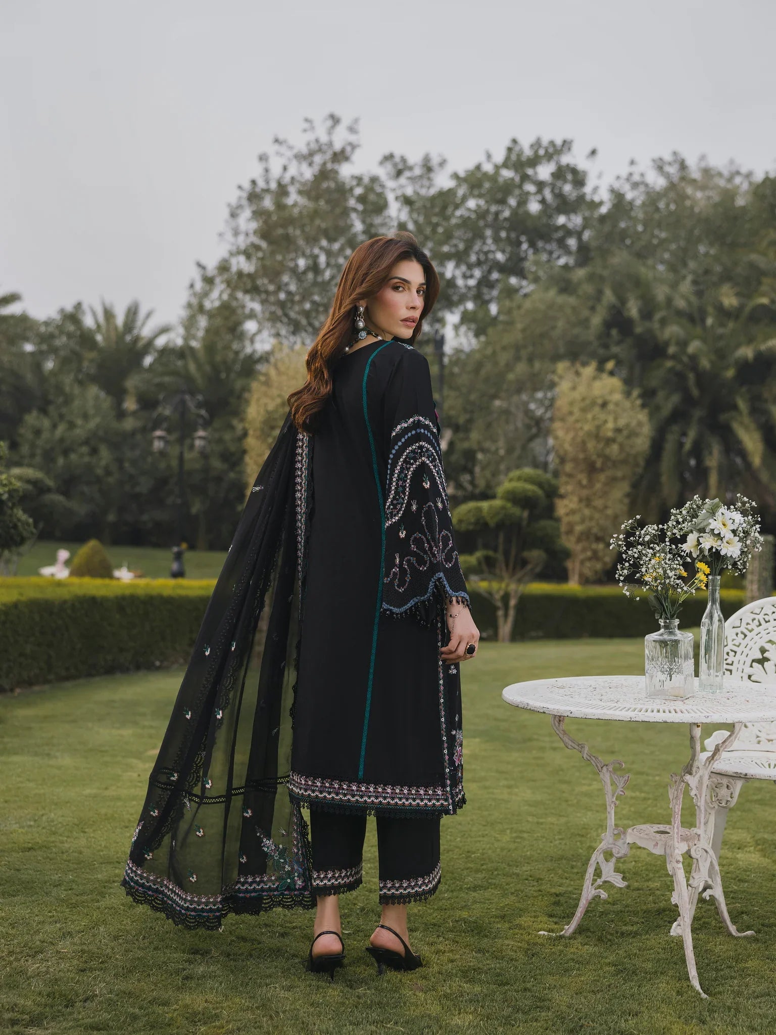 EA-LL-5570 Embroidered Lawn