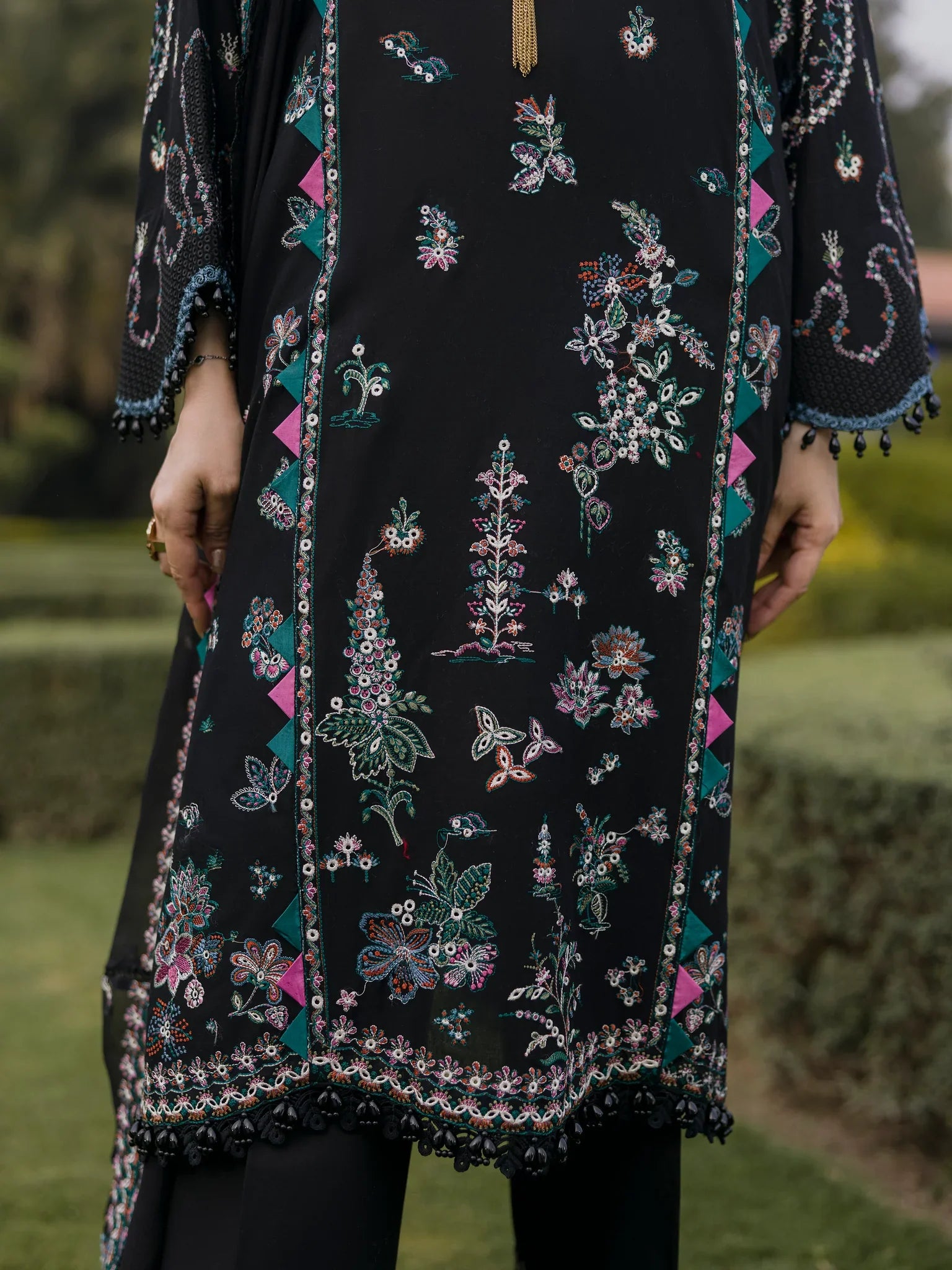 EA-LL-5570 Embroidered Lawn