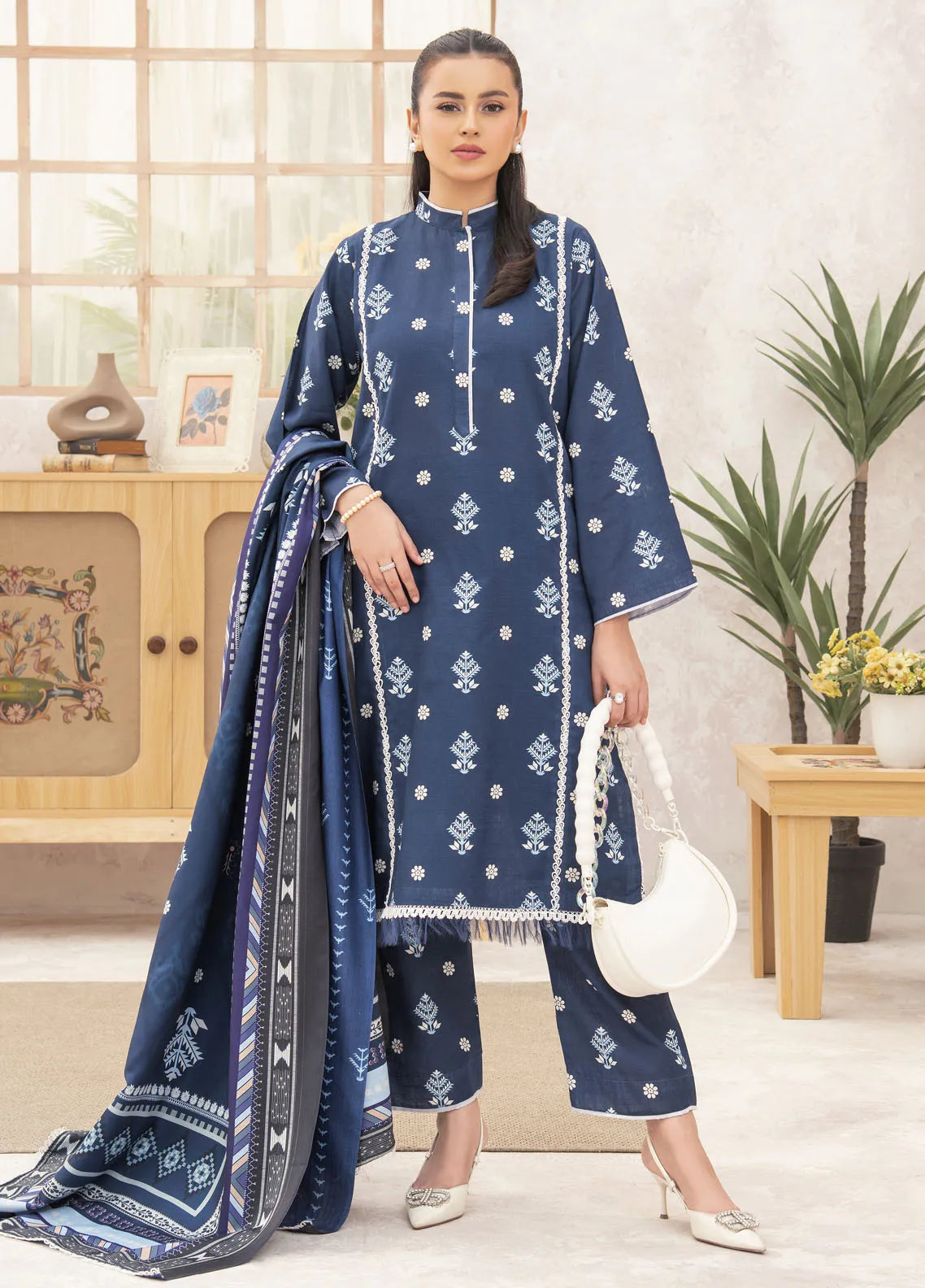 Meerak - Winter - Forbidden Flowers - 04  Aztec Ivory