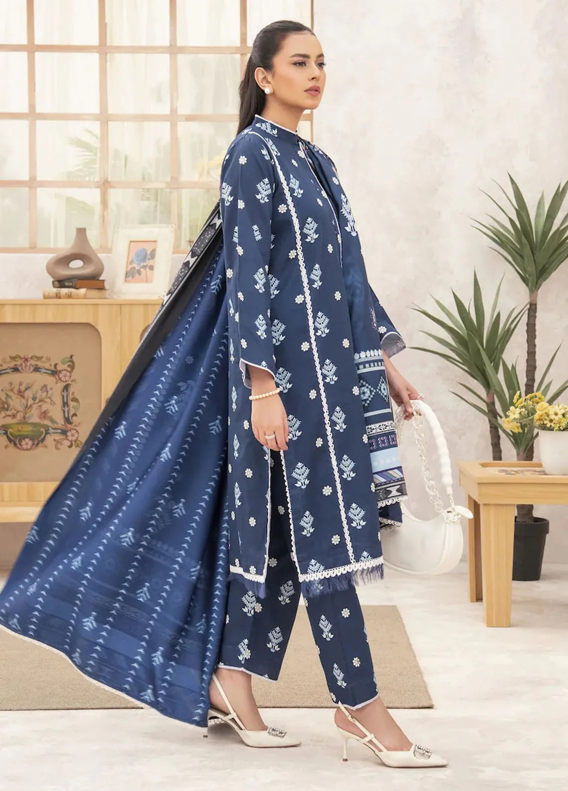 Meerak - Winter - Forbidden Flowers - 04  Aztec Ivory