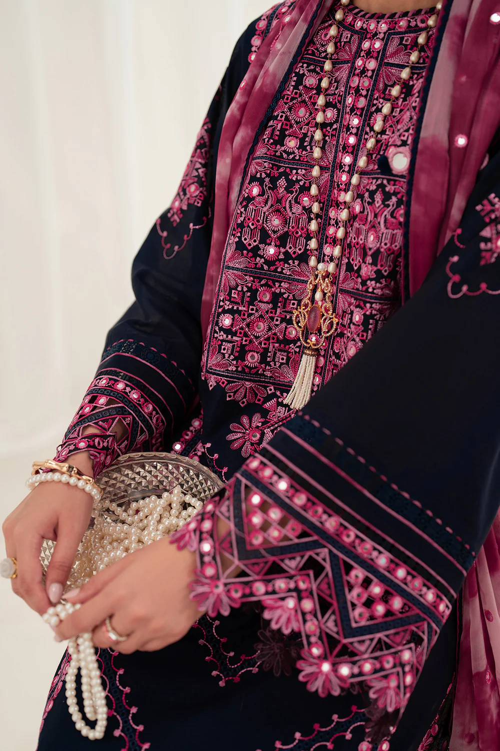 EMBROIDERED LAWN IL25-D01 - Image 12