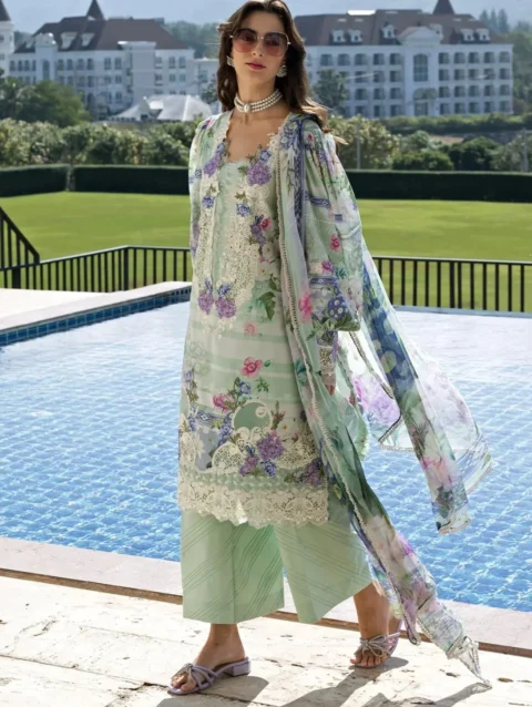 53_a2826e93-03c5-4c1c-b69a-3514fb06db50 - london shopping mall